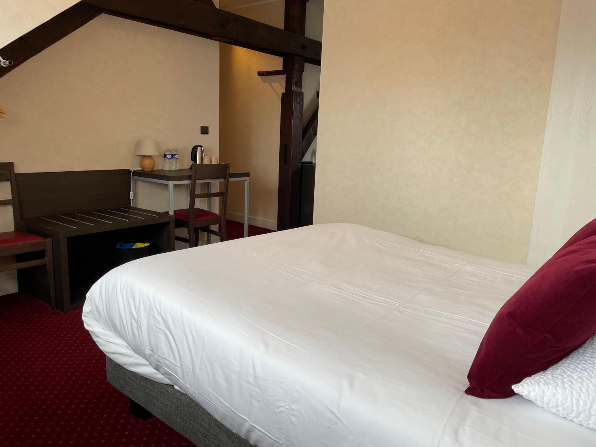 Logis Le Saint Florent Hotel 3*